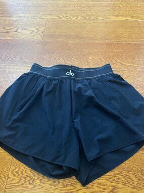 Women's Alo Yoga Shorts / Casual Athletic Pants - Size M